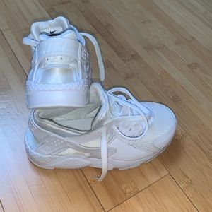 NEW NIKE Huarache 11C Excellent Condition